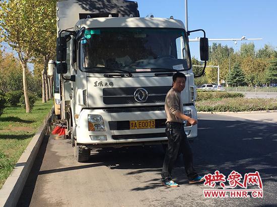 男子路邊拿公家水洗車，自稱叔叔是局長