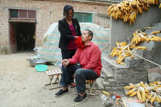 劉麗英照顧患病丈夫