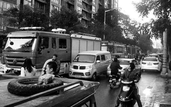 消防車趕來救援