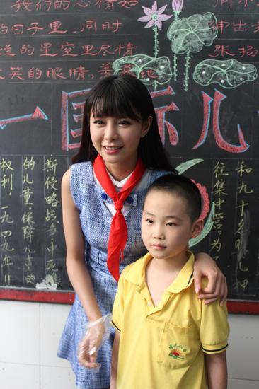 湖南卫视主持人沈梦辰随爱心图书馆一起进校回访