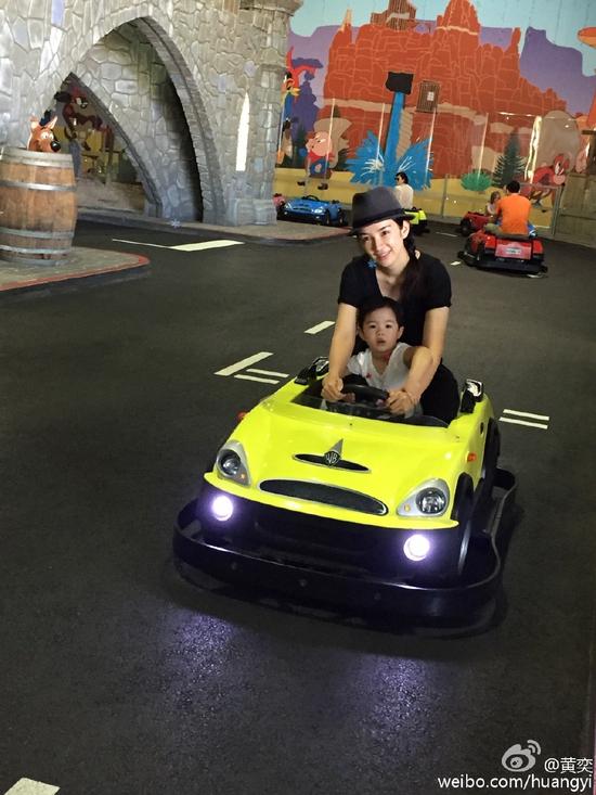 黄奕陪女儿玩耍
