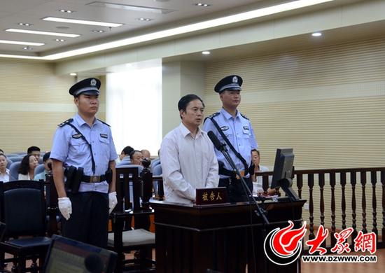 9月9日,齐鲁工业大学原党委书记徐同文(中)涉嫌受贿、贪污案,在菏泽市中级人民法院开庭审理