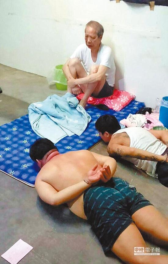 警方在云林掌握绑匪囚禁肉票地点，成功救出肉票黄煜坤（坐者），并逮捕2名看守者。
