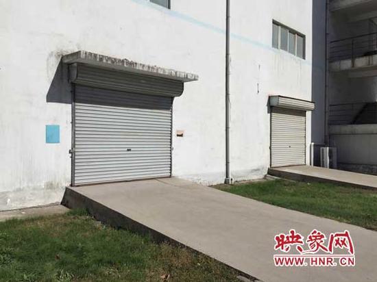 車間門外凌亂地堆放著廢棄的溫度計。