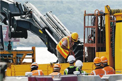 　　意外后，警方、劳工处及相关部门人员到工地了解意外原因，其间检查肇事吊臂及载有风煤瓶的大铁笼。《明报》