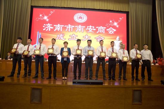 南安市人民政府副市長黃景陽為常務副會長王進全、王福安、呂卓生、楊海林、吳銀燕、陳佐坤、洪本國、洪建興、郭粉生、謝德榮、潘萬來授牌