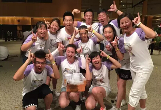 跑男团成员在国际会议中心里面录节目。