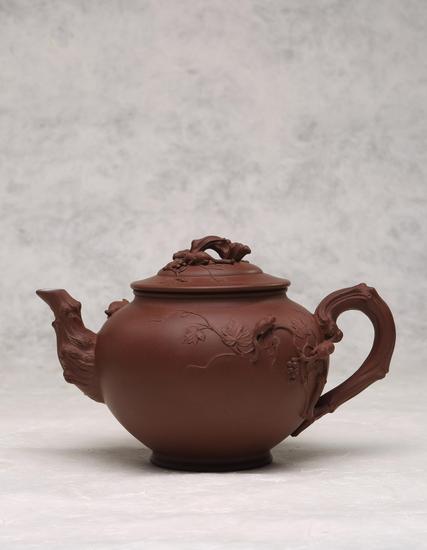 顾景舟制 松鼠葡萄十头套组茶具——茶壶

　　高：15 cm、 宽：24.8 cm