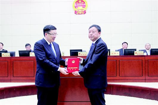 黃石新任命三名副市長 周先旺頒發(fā)任命書