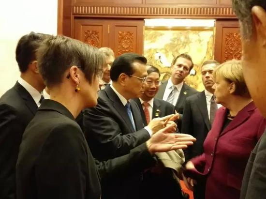 中德总理上演“通道外交”,驻德大使临时客串翻译