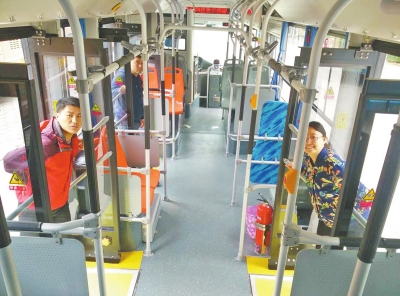 新型公交車四開門兩側都能上下