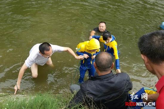 陈宇翔正在营救落水儿童