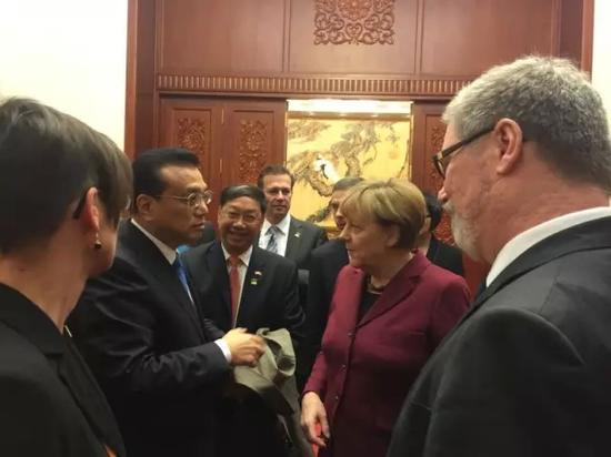 中德总理上演“通道外交”,驻德大使临时客串翻译