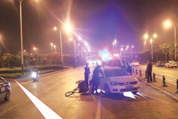 老人骑三轮撞上轿车摔倒 女孩报警却遭打 