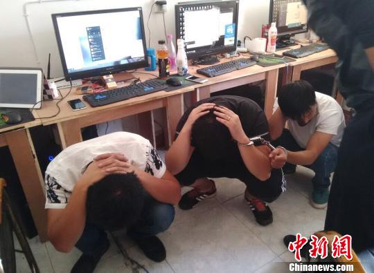 圖為犯罪嫌疑人被抓獲。 鐘欣 攝