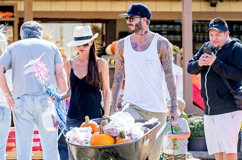 小贝夫妇为万圣节扫货