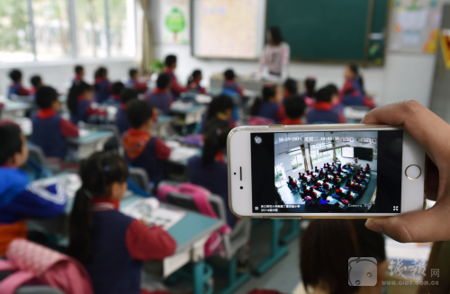 杭州1小学教室装监控直播上课给家长看 孩子不