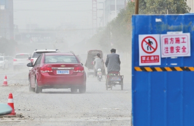天倫路從十月初便開始翻修，但把路面瀝青鏟除后便停工至今。