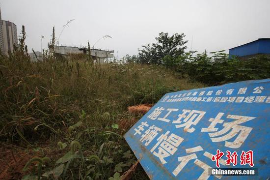 成都“最拖沓高速”6年未完工 工地杂草丛生