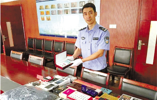 民警在展示老千工具