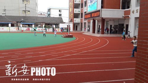 六安市一小学塑胶跑道气味熏人 教育局称尚未