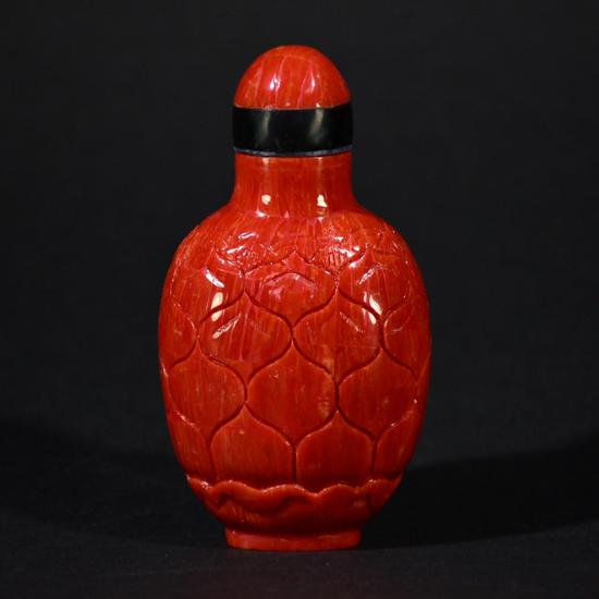 红珊瑚烟壶
拍品编号：3
高9.5cm
起拍价格：600 美元