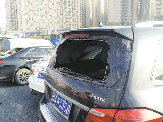 鄭州路邊11輛車凌晨被砸 市民聽到奇怪悶響