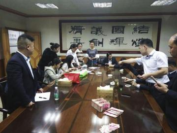 银行连续加8天夜班，帮老人拼回37900元血汗钱。