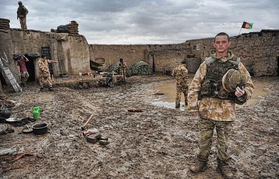 英国皇家高地燧发枪团第二营18岁的士兵约翰·布莱恩特（John Bryant）正在阿富汗赫尔曼德省巡逻。（网页截图） 
