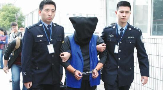 石二群被从看守所押出