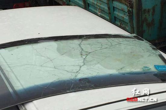 肇事车辆车窗玻璃在事故中破损严重。