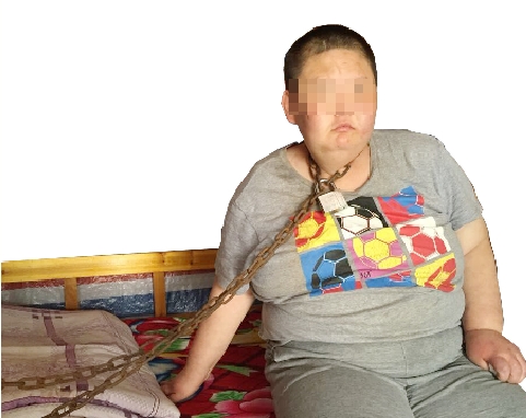 温州15岁少年被家长用粗铁链锁住脖子 只在吃