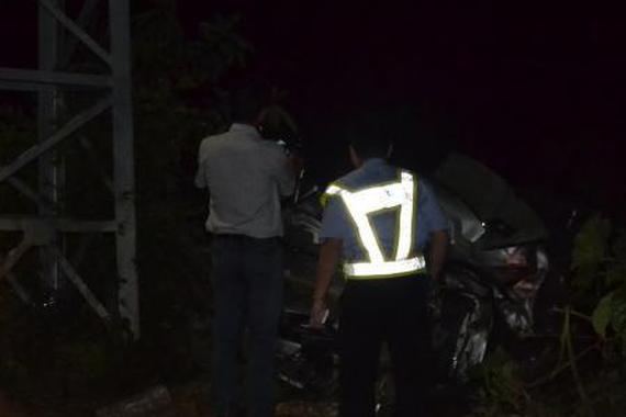 一小车疑超速行驶撞摩托车致5人死亡 