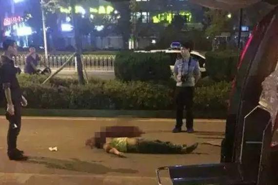 刮擦被群殴到故意撞死人 监控还原全过程