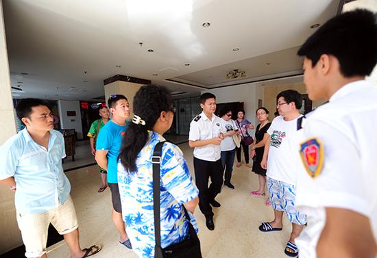 10月28日,三亚市旅游质监部门介入调查。三亚新闻网记者沙晓峰摄