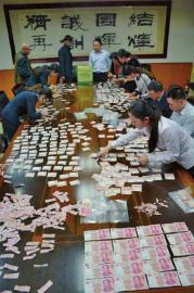 银行连续加8天夜班，帮老人拼回37900元血汗钱。
