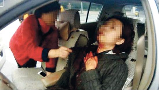 洛陽女司機開車途中遭后座女子割喉:天天讓你逼著我