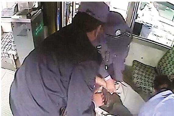 路遇车祸现场 公交司机连闯3红灯救人