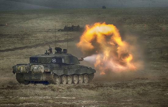 这张照片是中士杰米·彼得斯（Jamie Peters）在阿富汗赫尔曼德省的战场上拍摄的，坦克正在开火。（网页截图） 