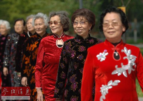 资料图片：2008年4月27日，石家庄市一支老年模特队在长安公园进行表演。