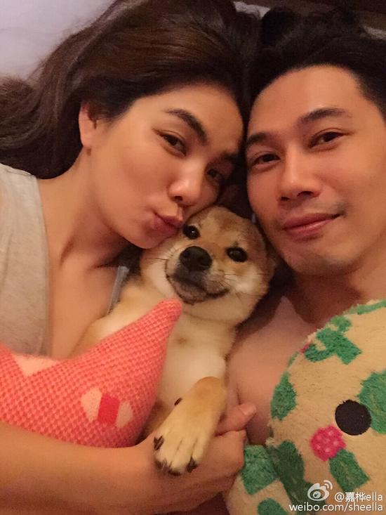 Ella夫妇与宠物狗的“全家福”