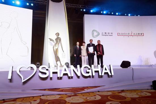 雕塑《上海少女》回家:落户上海中心_收藏滚动