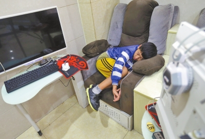 小寶每天晚上就睡在網吧的沙發上