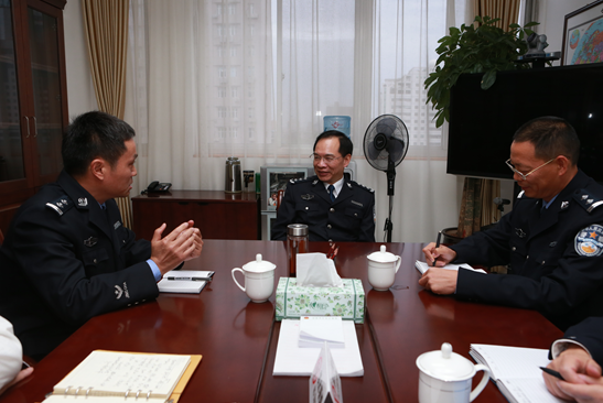 許甘露會見廳機關民警李新生 趙俊杰