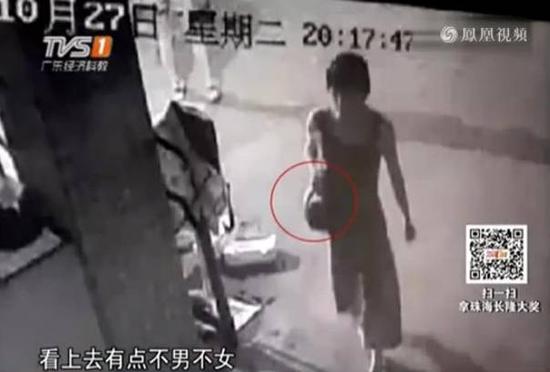 男子男扮女装混入女生宿舍澡堂(视频监控)