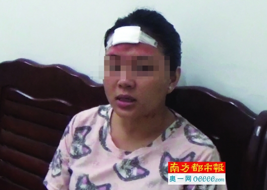 因同事被抢金项链,与劫匪搏斗被抢包的事主吴小姐。