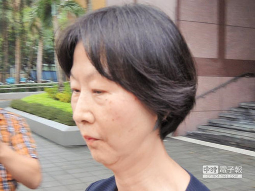台湾政治大学国际经营与贸易学系副教授饶秀华,任公股代表的台银董事却不申报财产。图为她上周出庭。(图自台湾“中时电子报”)