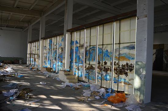 “背后的故事： 北京塑料三厂的秋山仙逸图” 徐冰 材质：塑料厂的旧物和自然光线 2015