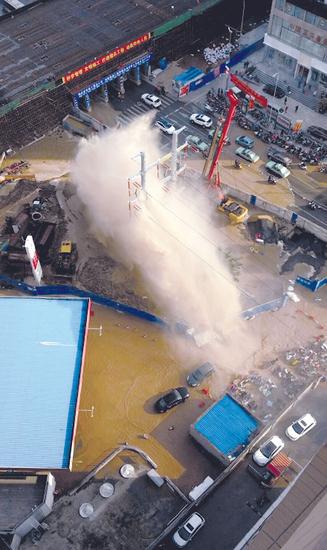 鄭州熱力管網爆裂水柱噴10米 高壓線火花四濺