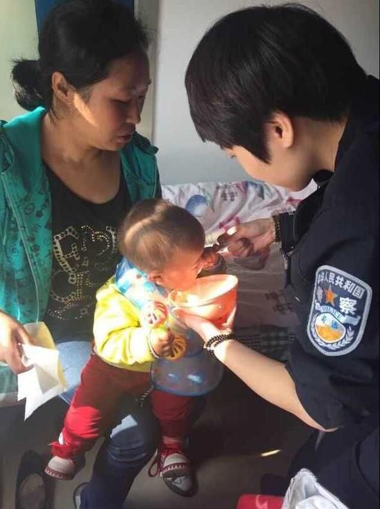 民警照顾被遗弃的婴儿